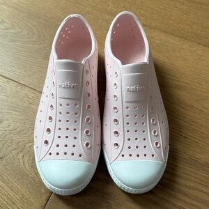 Native Jefferson Lightweight Shoes - Size J3 - Milk Pink & White - Like New